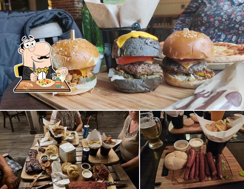 Trei burgeri pe platou de lemn la The Corner Factory Sibiu