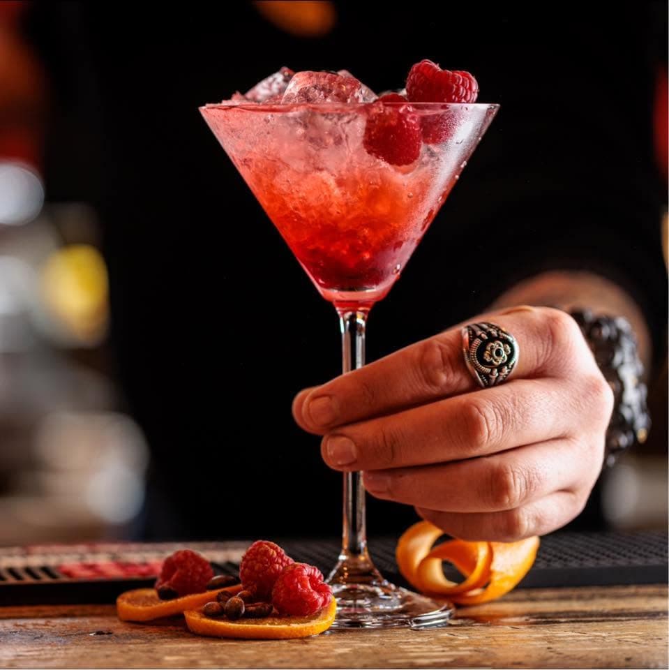 Cocktail roșu cu fructe de pădure la barul The Corner Factory