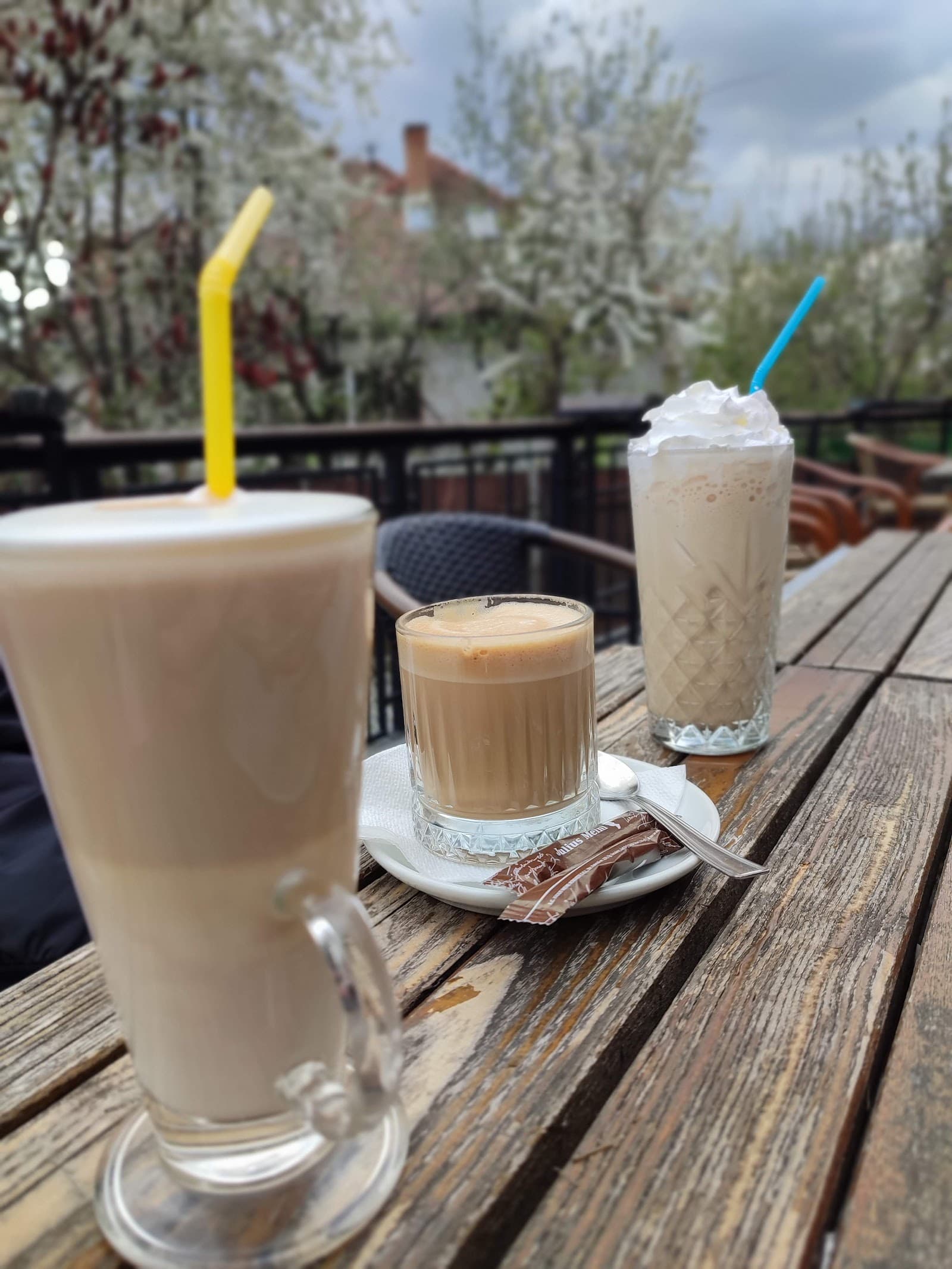 Băuturi răcoritoare pe terasa pub-ului în aer liber